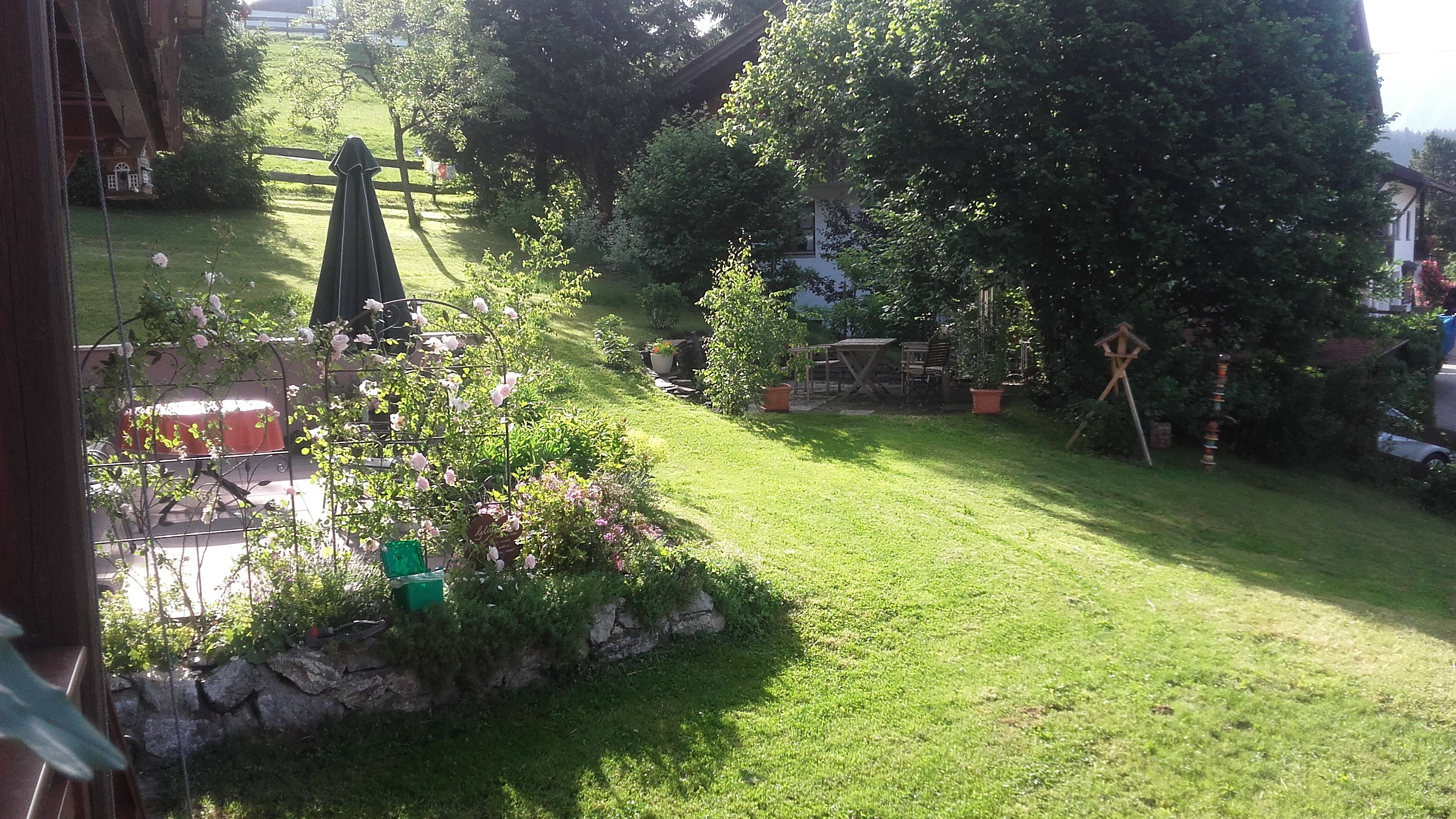 Links Terrasse der Fliederwohnung