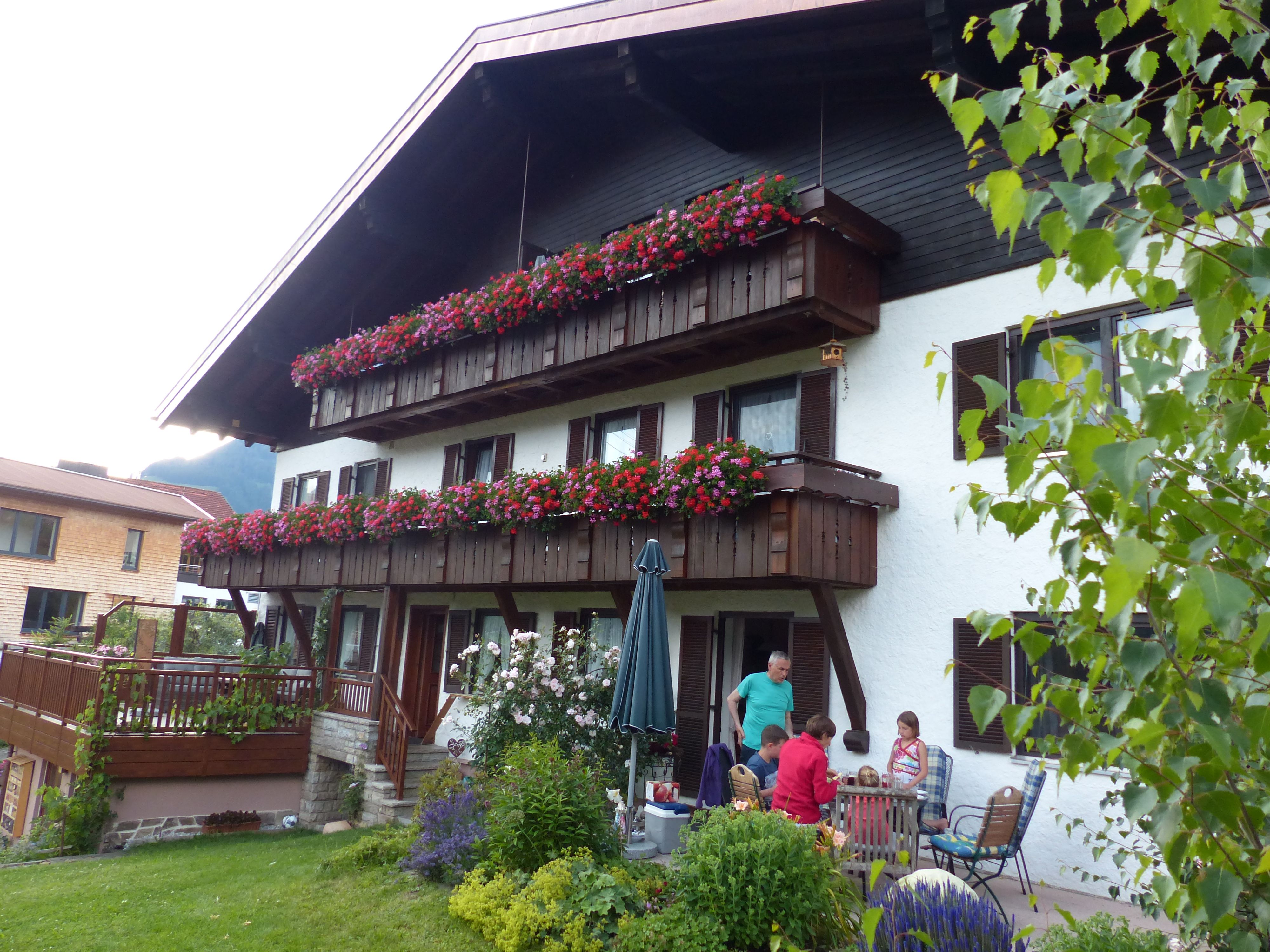 Südseite, rechts die Terrasse der Fewo "Flieder"