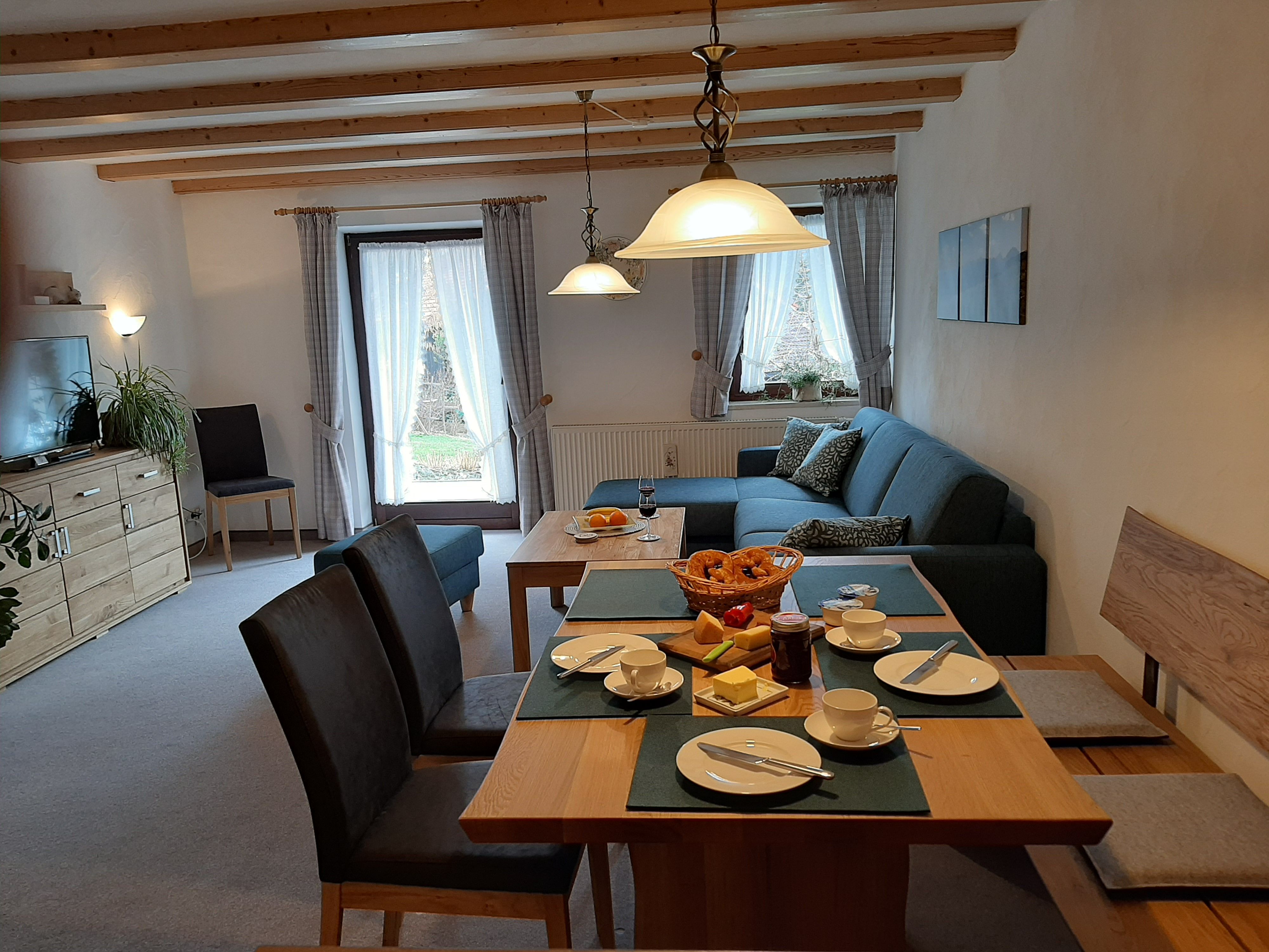Wohnraum mit Zugang zur Südterrasse