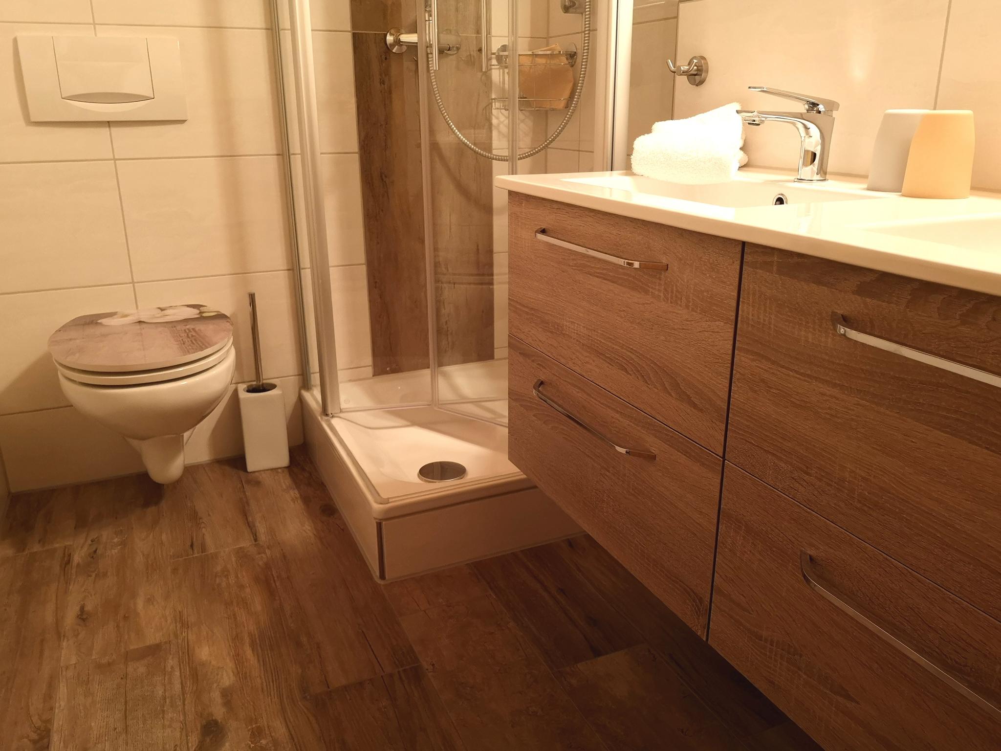 Dusche, WC, 2 Waschbecken