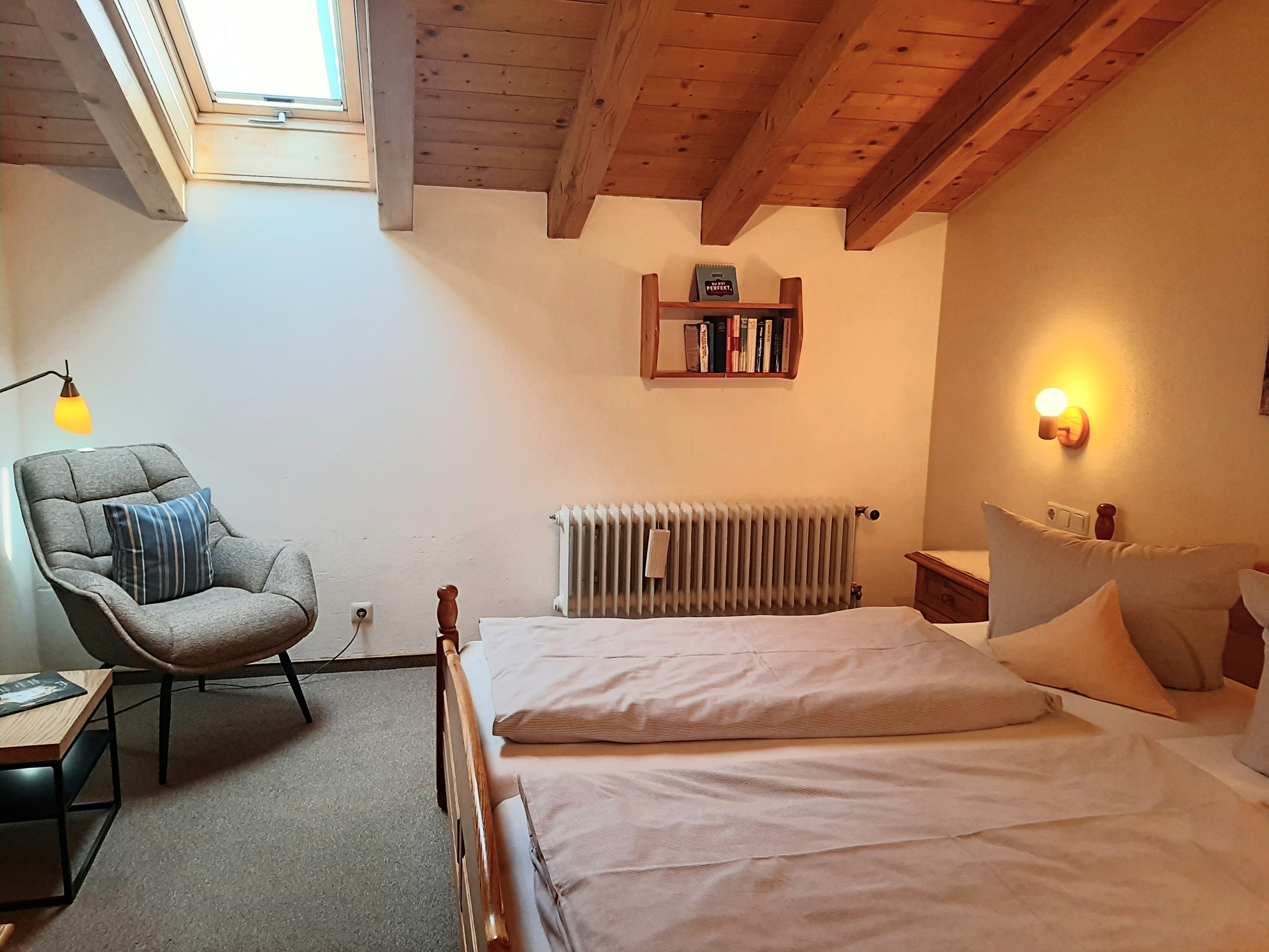 Schlafzimmer mit Leseecke und 3-türiger Schrank